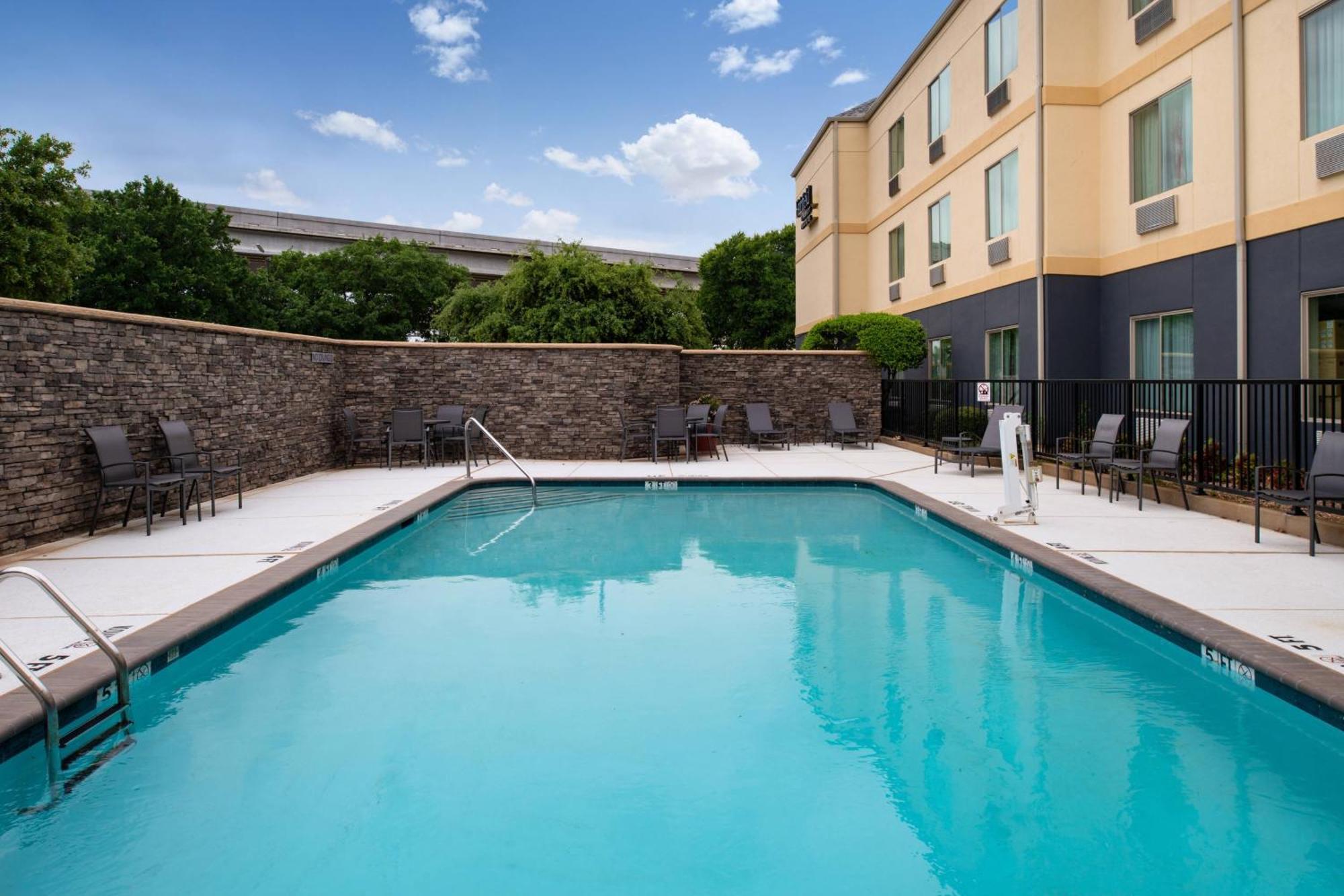Fairfield Near Six Flags Hotel 3*